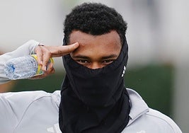 Loïc Williams saluda con la cara tapada justo antes de un entrenamiento con el equipo.