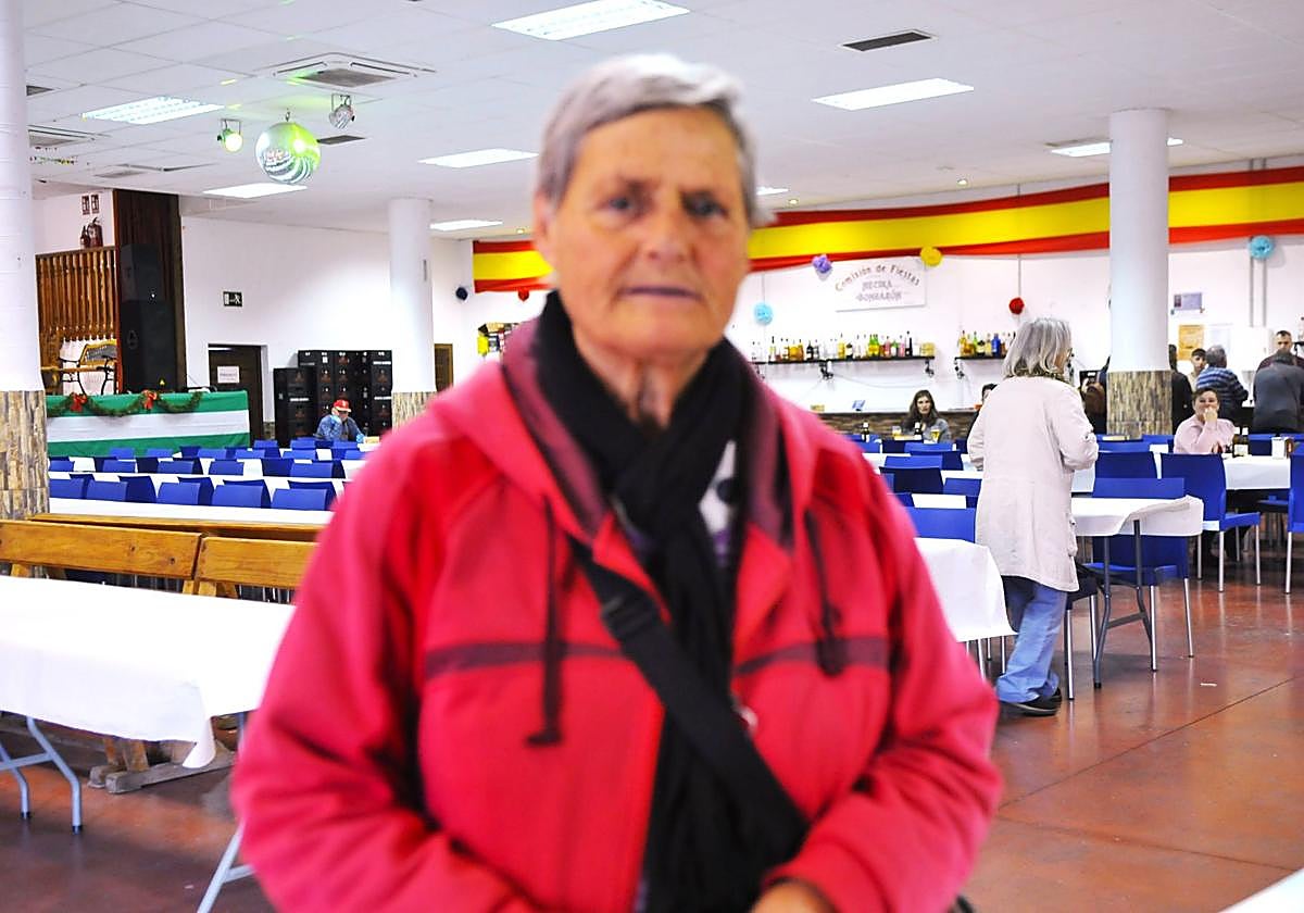 Isabel Murcia, en el salón cultural de su pueblo de Mecina Bombarón.