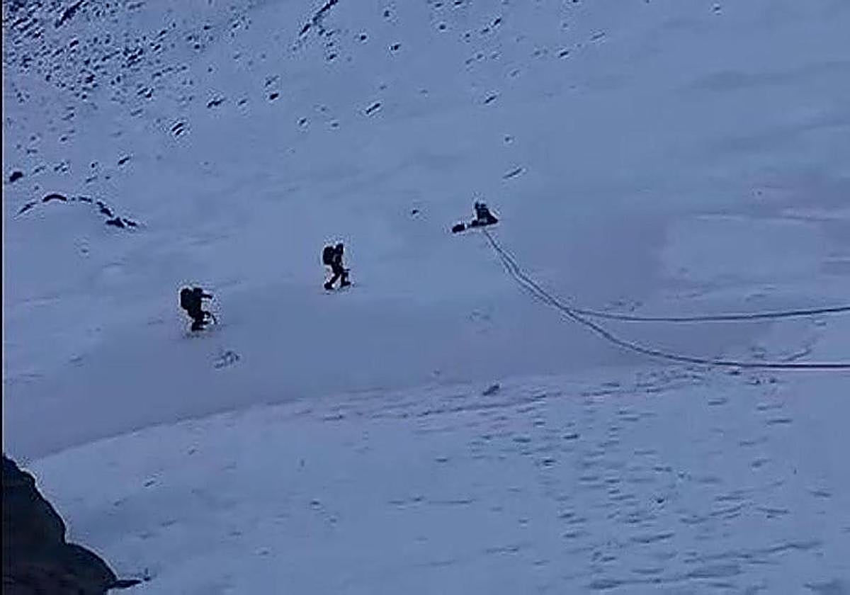 Rescatan en helicóptero a dos jóvenes de 19 y 20 años que estaban en apuros en la Sierra