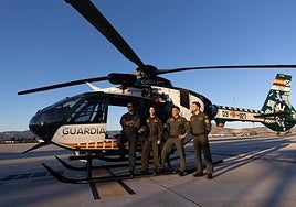 Miembros de la Unidad aérea de la Guardia Civil de Granada junto a la nueva aeronave.