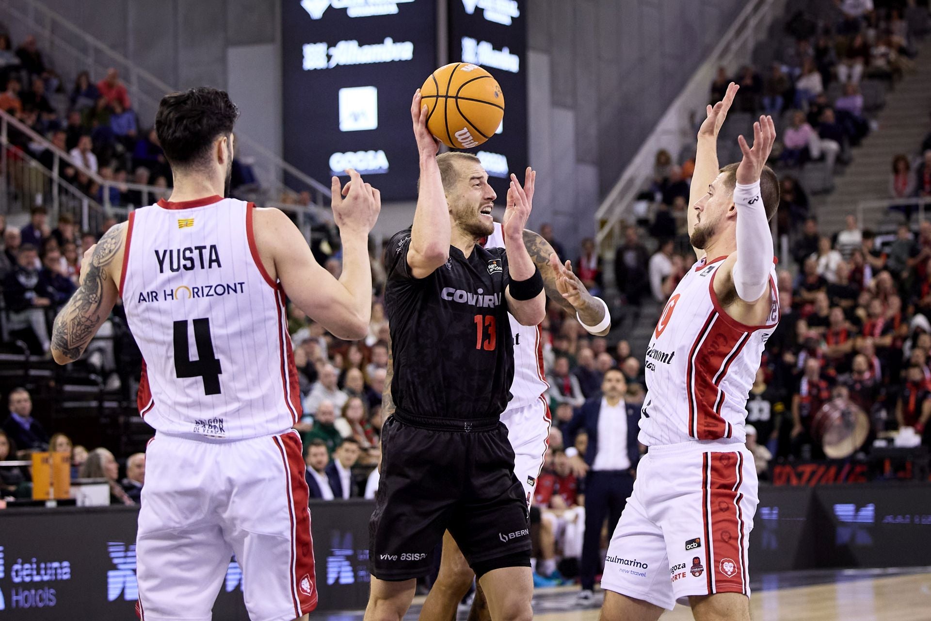 Matt Thomas tuvo que generar juego, aquí muy vigilado.