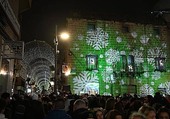Vista del centro de Linares con el alumbrado navideño.