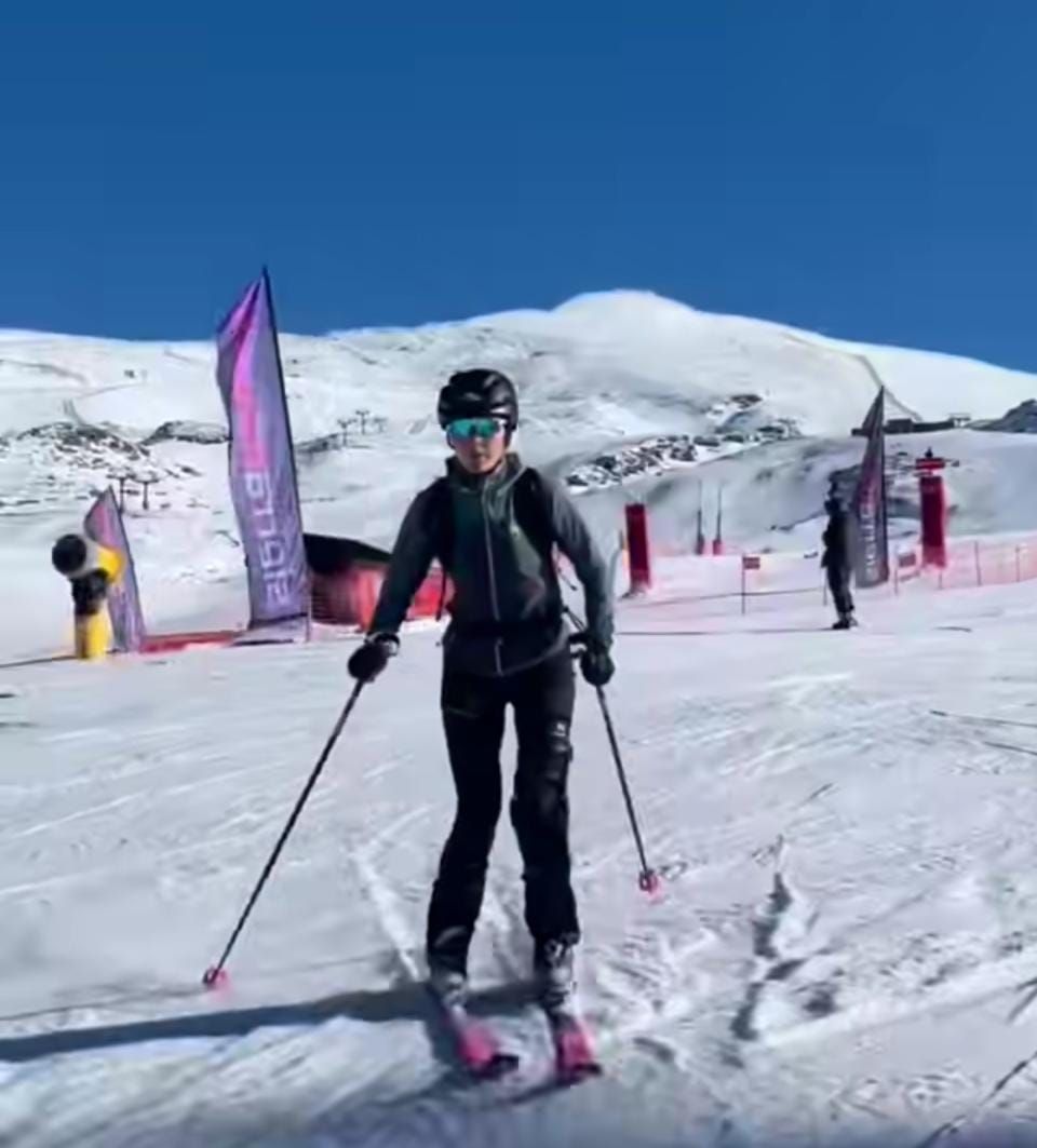Ana Alonso empieza a esquiar tras su atropello en Sierra Nevada.