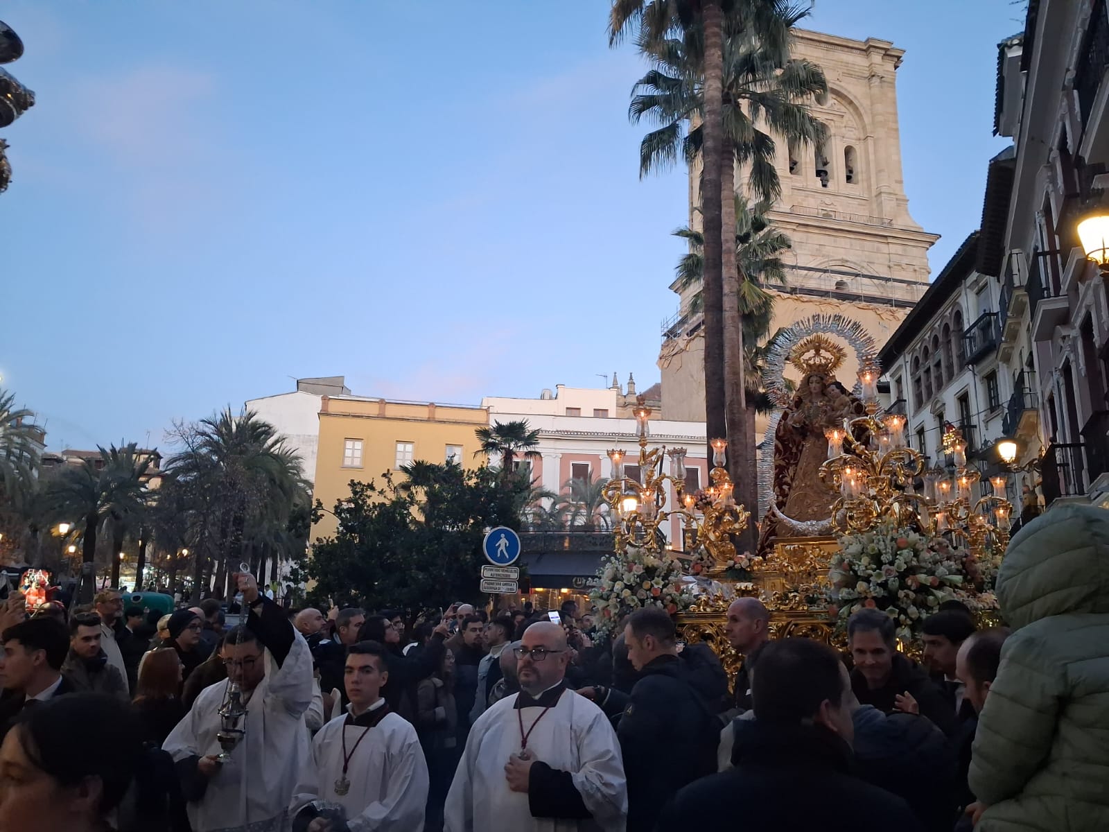 La Virgen de la Granada a su salida de la catedral.