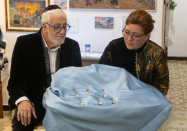 Yosef y Batsheba contemplan la colección de cucharillas