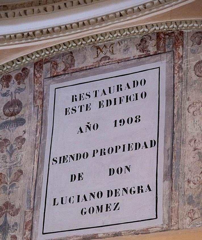 Imagen secundaria 2 - Arriba, claustro. Aabajo, corredor y cartel de la restauración. 