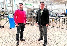 José Espadafor, y su hijo José Miguel, en las instalaciones de la fabricar.
