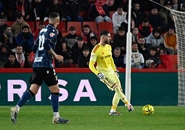 Luca Zidane da un pase contra el Ceuta.