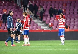 Decepción entre los futbolistas del Granada tras el empate con el Ceuta.