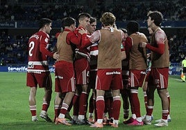 Los futbolistas del Granada celebran el gol de Alcaraz en Tenerife.