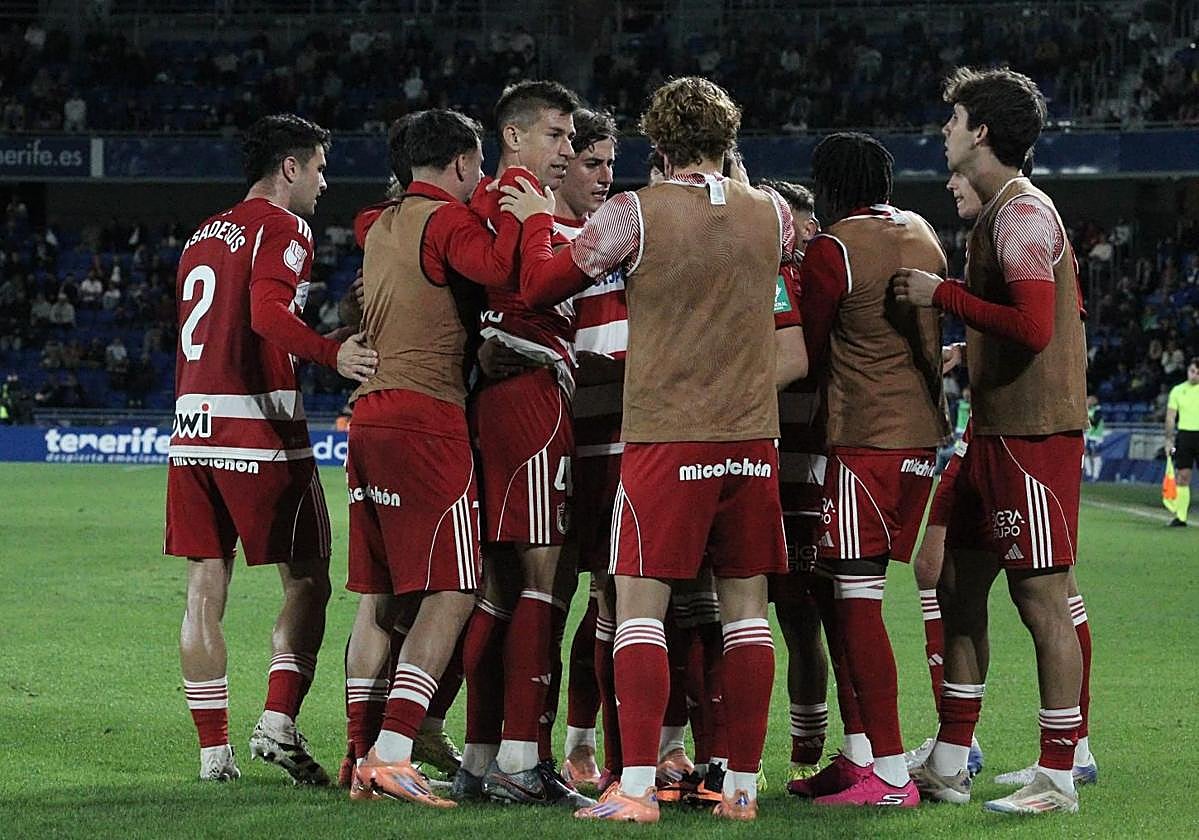 Los futbolistas del Granada celebran el gol de Alcaraz en Tenerife.