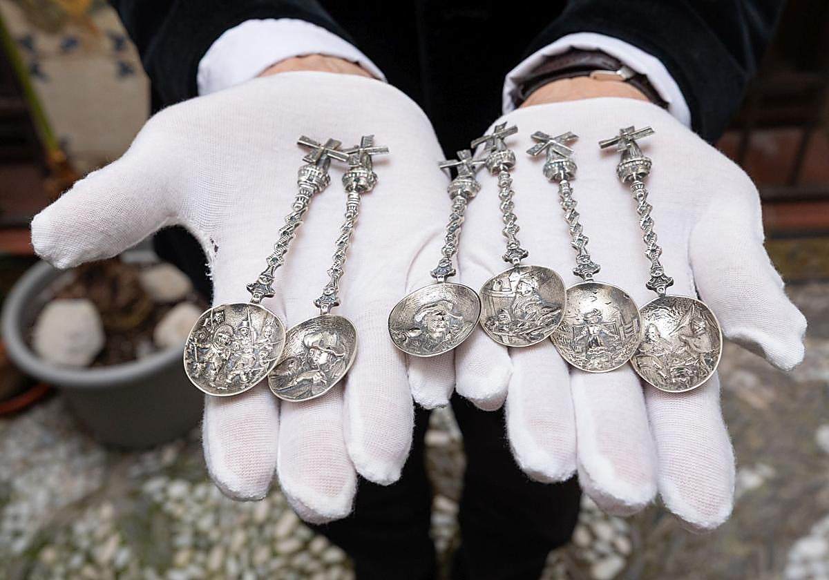 La colección de cucharillas holandesas de plata, labradas con exquisita técnica, serán expuestas en el Museo Sefardí del Realejo.