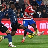 Oscar arma un disparo de zurda contra el Ceuta.