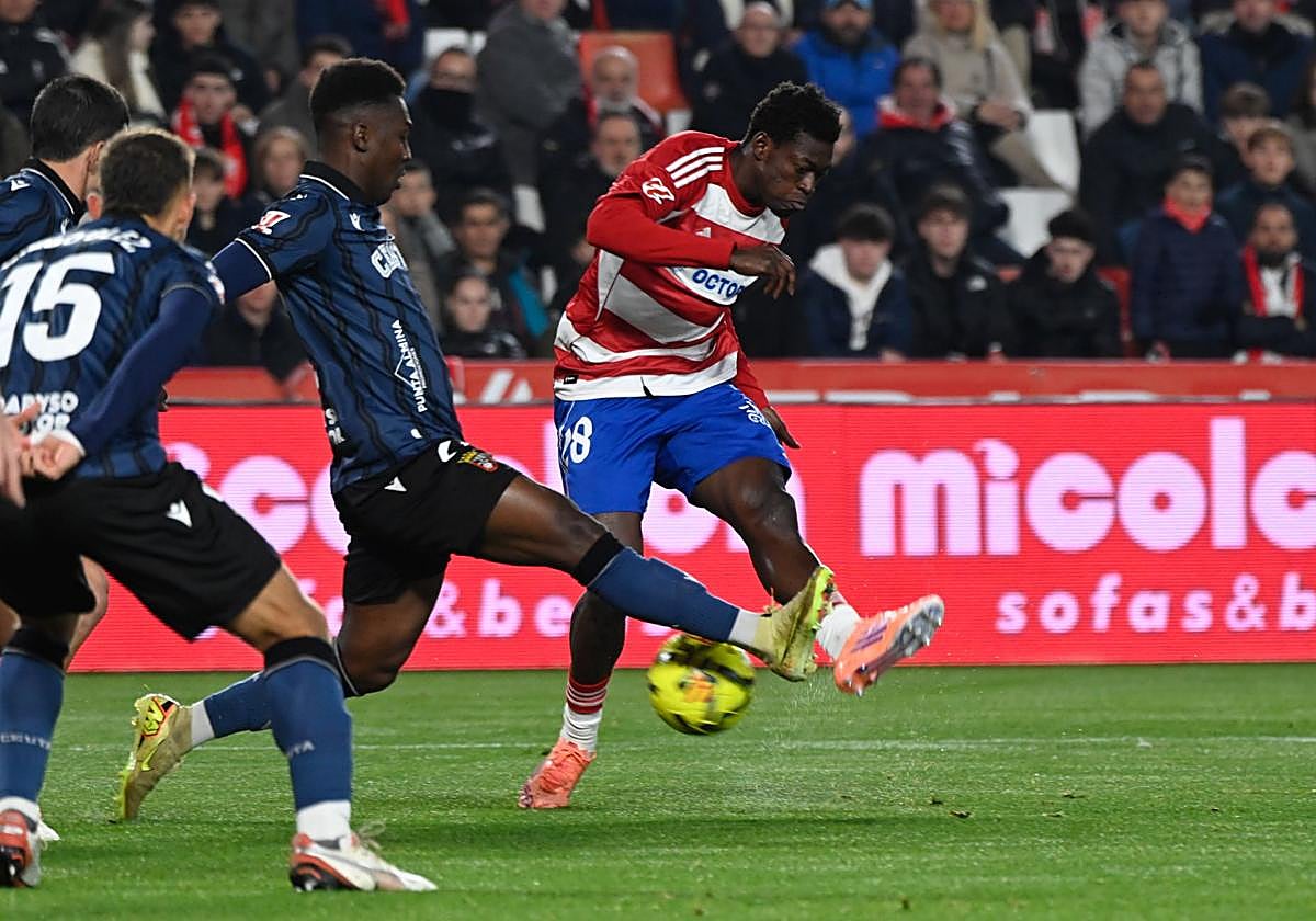 Oscar arma un disparo de zurda contra el Ceuta.