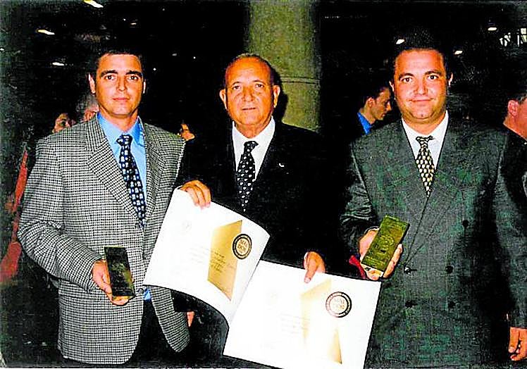 Juan Espadafor rodeado por sus hijos Eulogio y José.