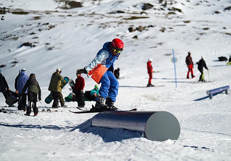 Mañana abre el plazo para solicitar uno de los 5.000 forfaits al 50% para granadinos
