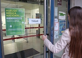 Una usuaria entra a uno de los centros de salud de la capital almeriense.