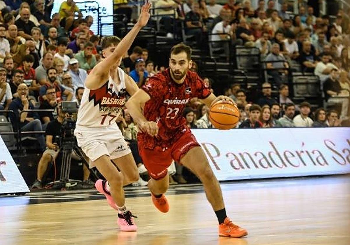 Jonvan Kljajic progresa con el balón en el partido contra el Baskonia.