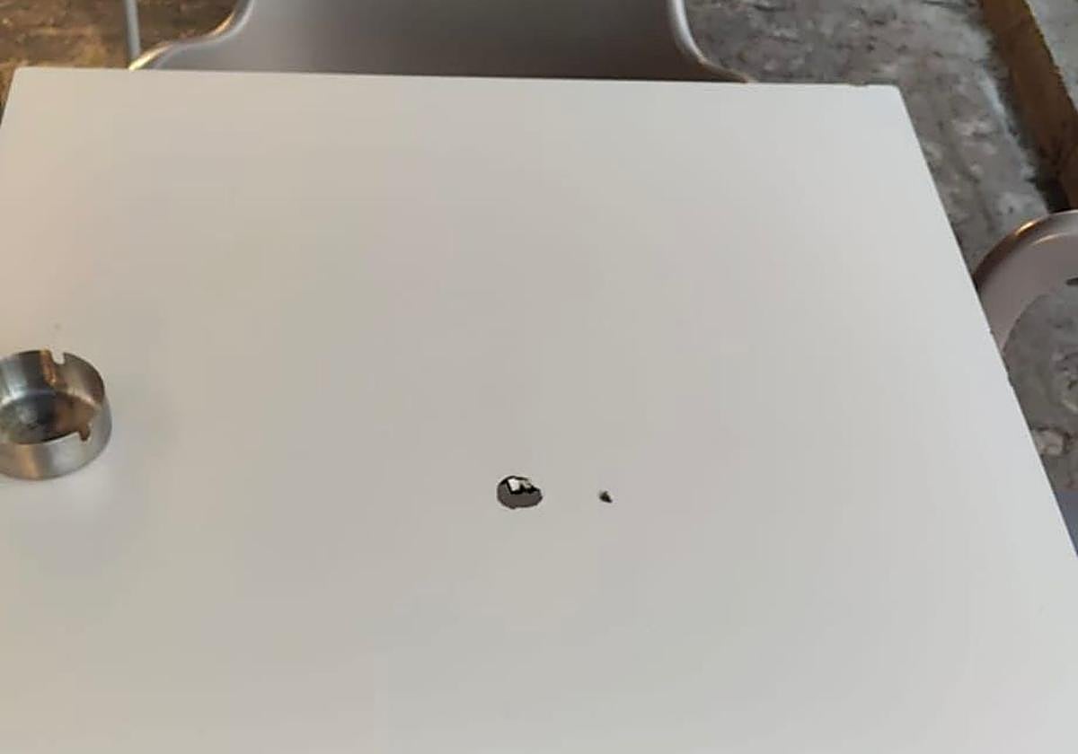 Mesa del bar en la que impactó la bala