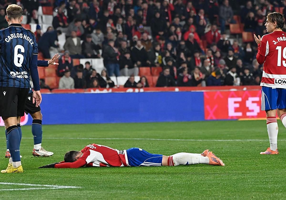 José Arnaiz se queda tendido sobre el césped tras una ocasión contra el Ceuta.