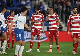 Los rojiblancos Flores y Loïc hablan en una jugada a balón parado ante el Tenerife en Copa.