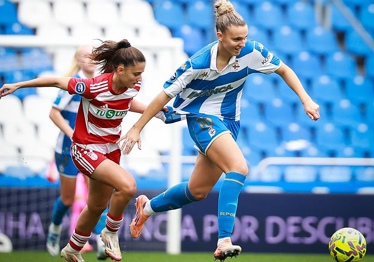 Clara Rodríguez agarra a una rival.