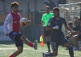 Samu Cortés pelea por un balón.