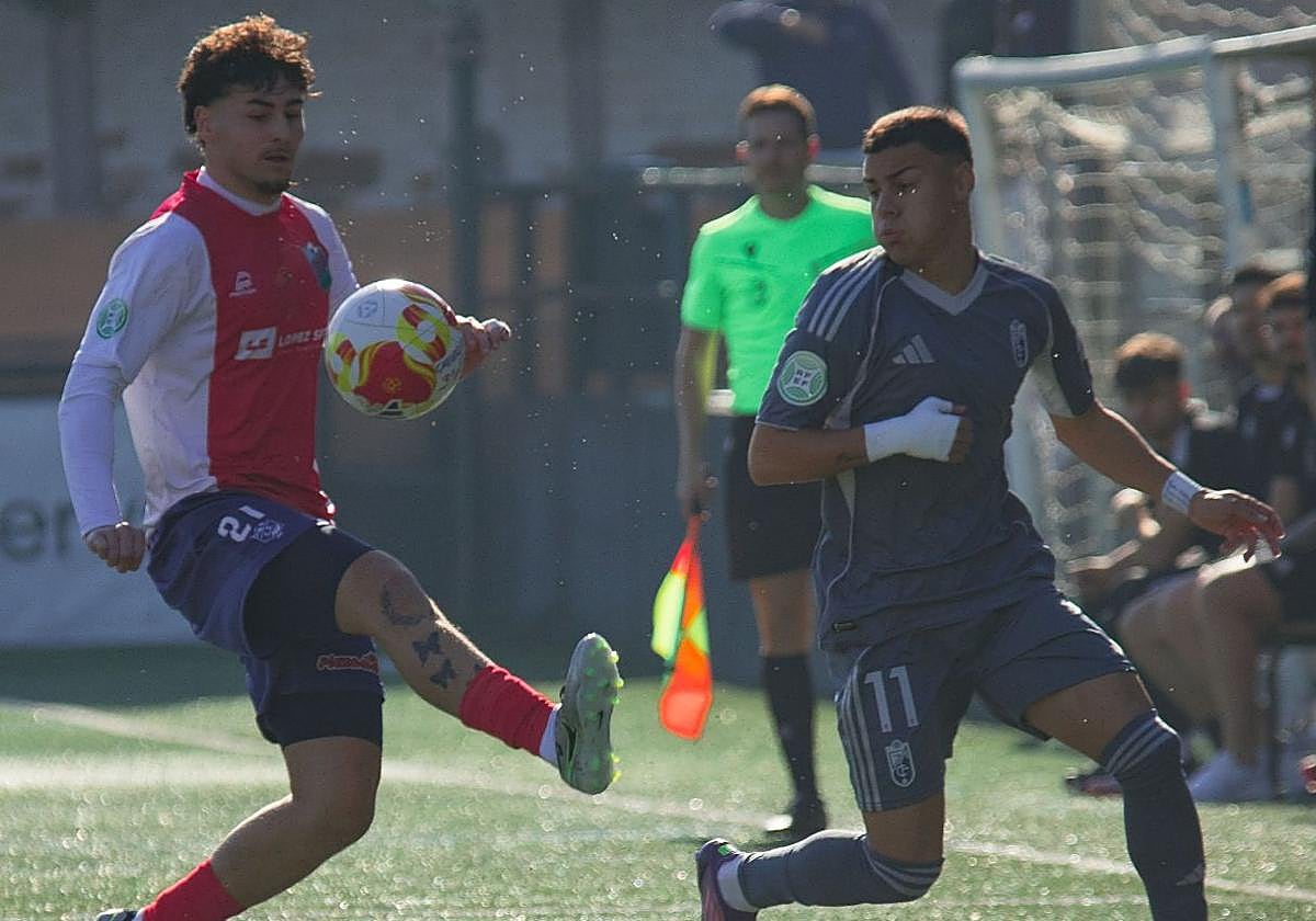 Samu Cortés pelea por un balón.