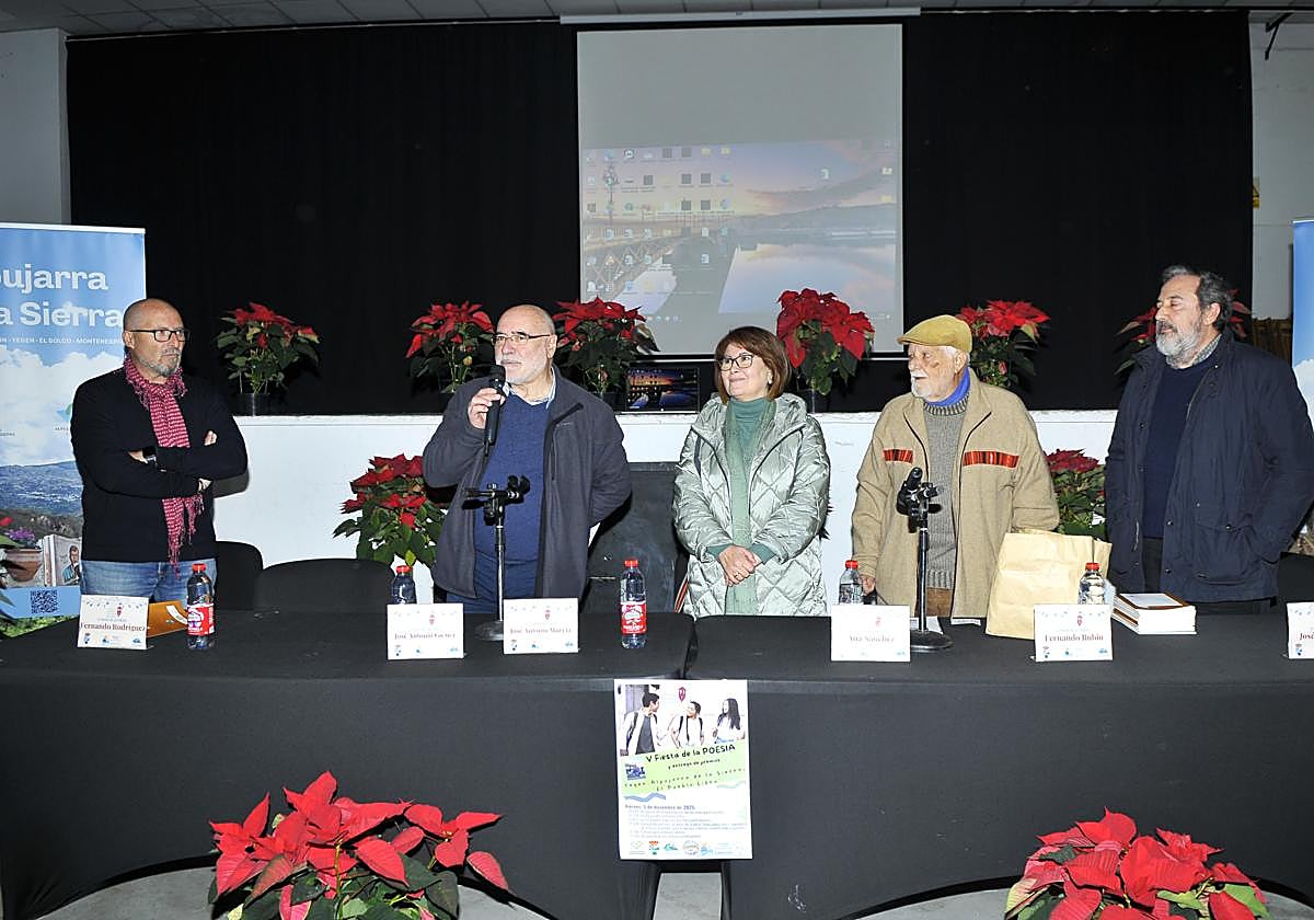 El ganador, a la derecha de la foto