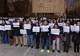 Funcionarios, jueces y fiscales protestaron por la reforma en noviembre ante las puertas de La Caleta.