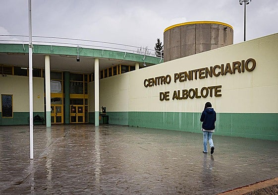 Entrada al centro penitenciario de Albolote.