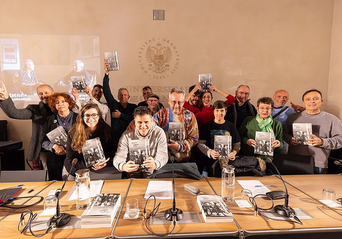 La foto de familia de los fundadores y núcleo de apoyo del Espárrago Rock, ayer en la Madraza.