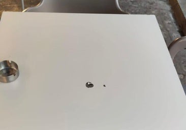 Mesa del bar en la que impactó la bala