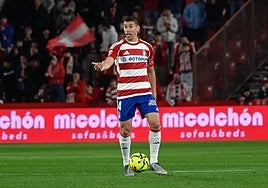 Rubén Alcaraz pide a un compañero que se acerque contra el Ceuta.