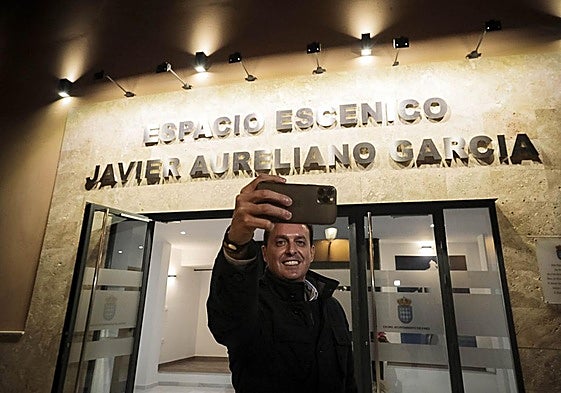 Javier Aureliano García, frente al espacio con su nombre de Fines.