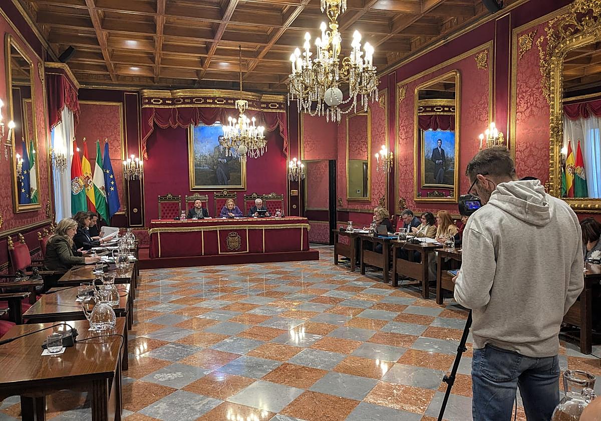 El expediente pasará ahora al pleno, donde se espera que los populares lo saquen adelante