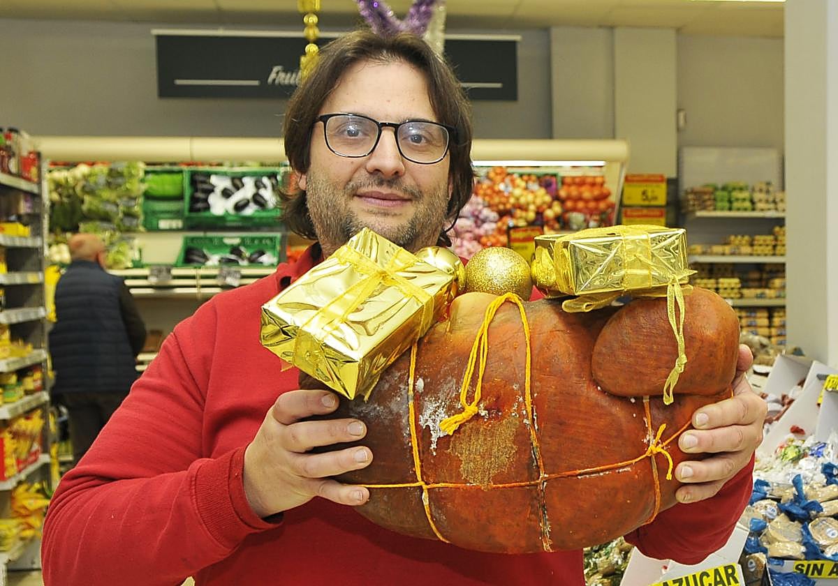 Los hermanos Antonio y Lucas Reinoso Montoro, propietarios de la tienda Carrefour Alpujarra, situada en Cádiar