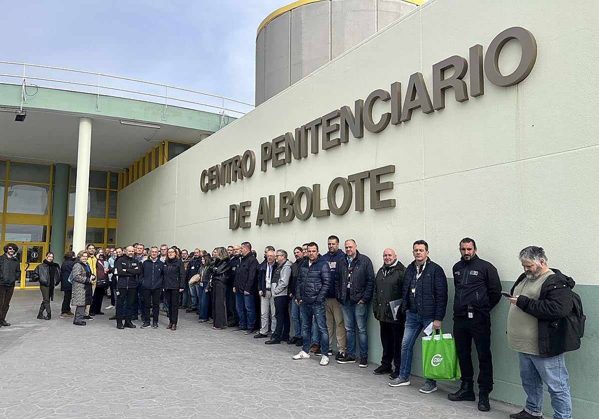 Protesta en la puerta del centro penitenciario de Albolote.