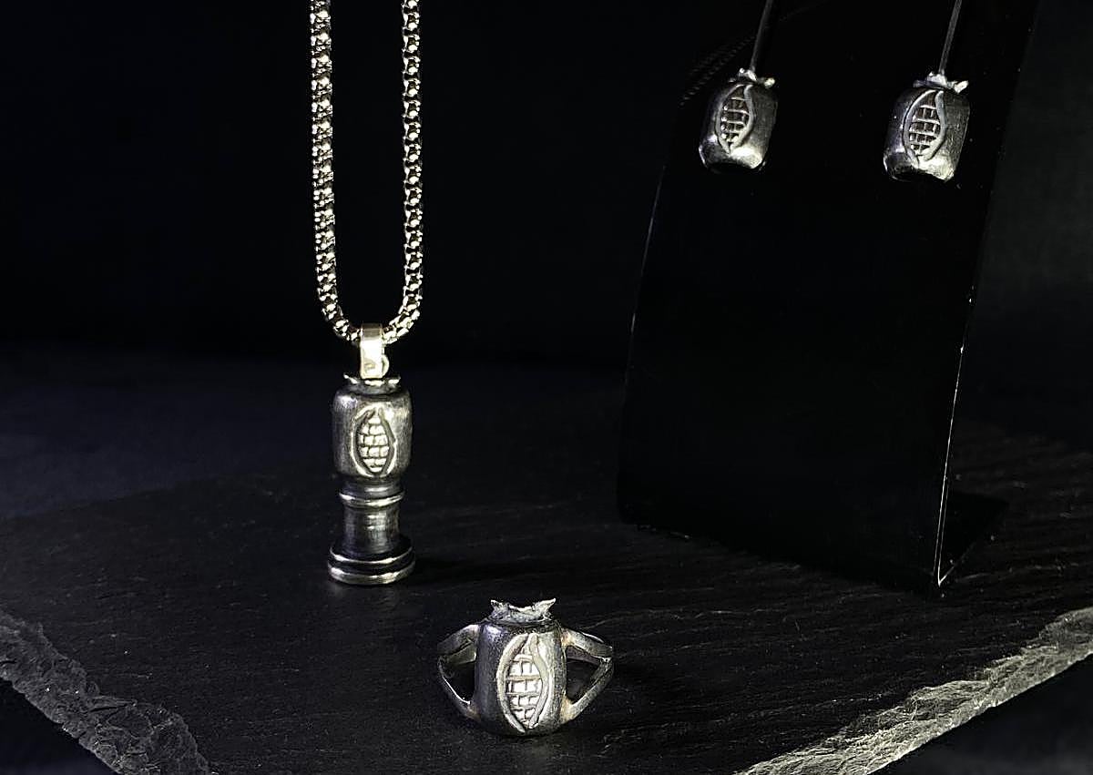 Imagen secundaria 1 - Un joyero de Granada crea la pieza más granadina: «Un bolardo hecho colgante, pendientes y anillo»