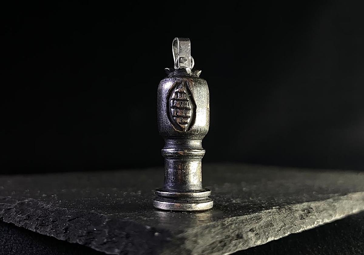 Imagen principal - Un joyero de Granada crea la pieza más granadina: «Un bolardo hecho colgante, pendientes y anillo»