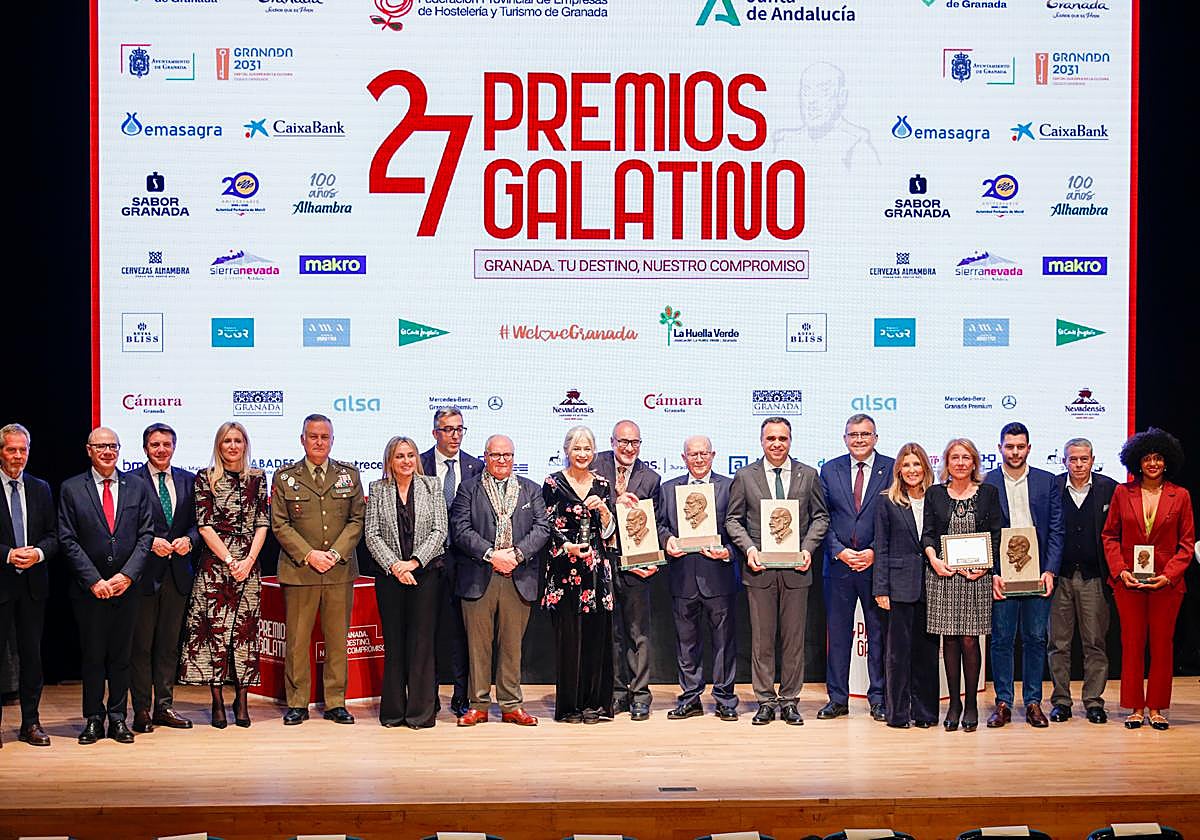 Foto de familia de los premiados.