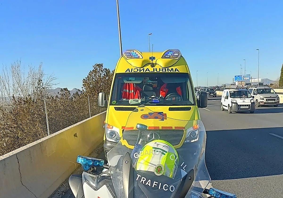 Intervención de Guardia Civil y 061, en una imagen de archivo