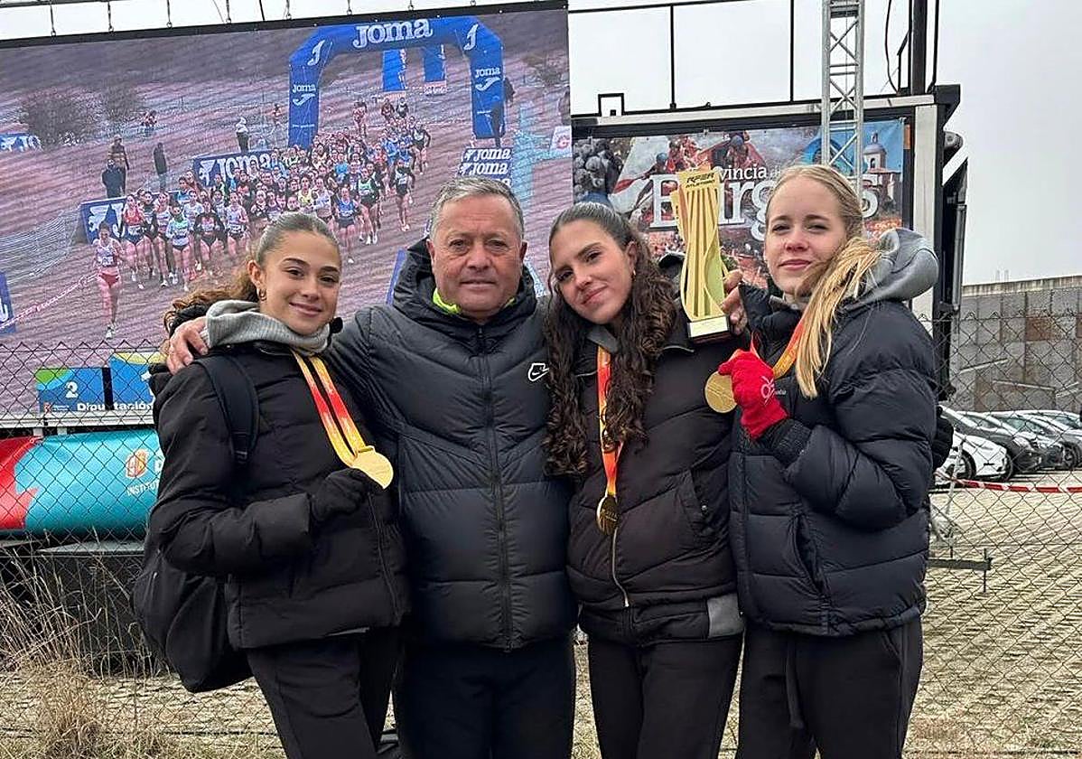 Jesús Montiel, con sus atletas.