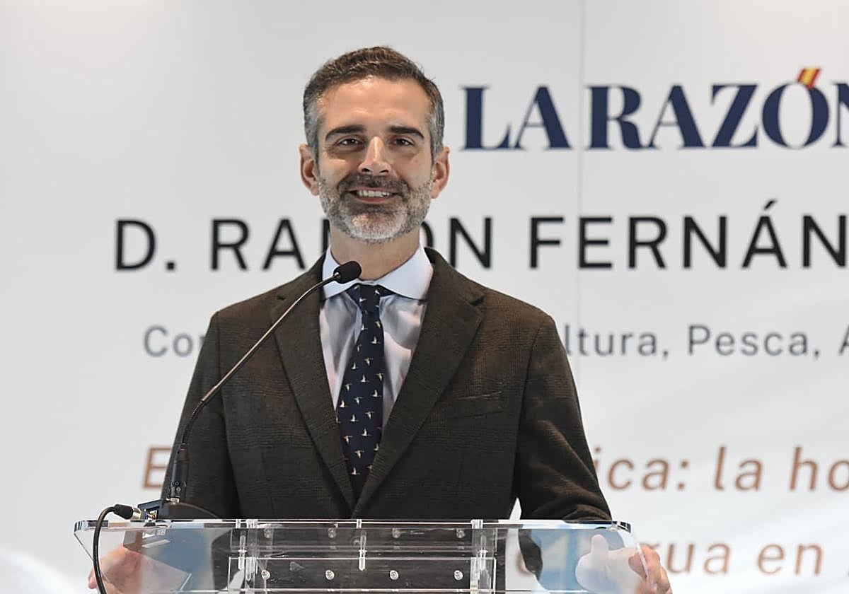 Ramón Fernández-Pacheco durante su intervención en un desayuno informativo organizado en Sevilla por La Razón y Caixabank.