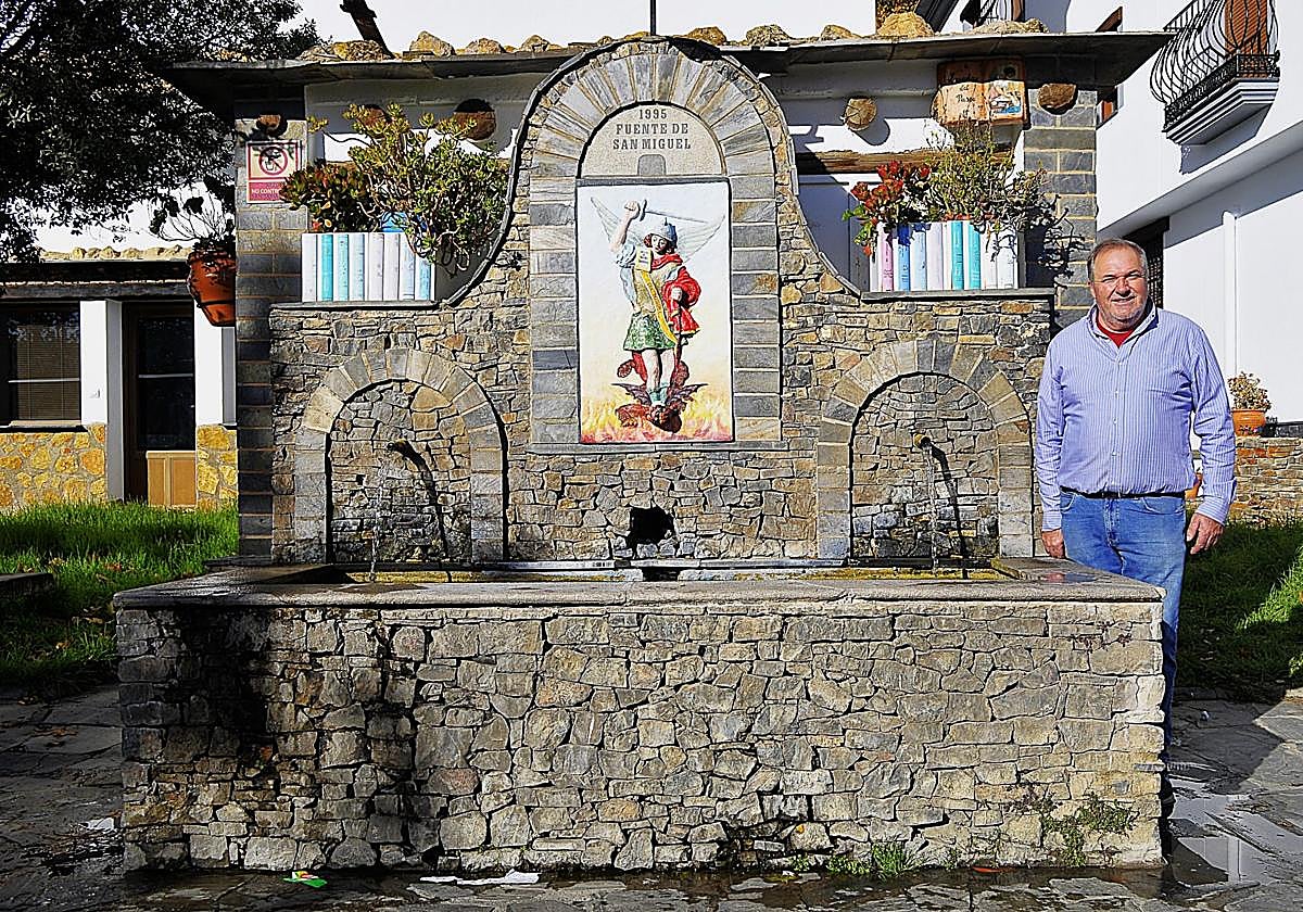 El presidente de la Asociación de Amigos y Amigas de Mecina Bombarón, Juan Manuel Asenjo, junto a la Fuente de San Miguel