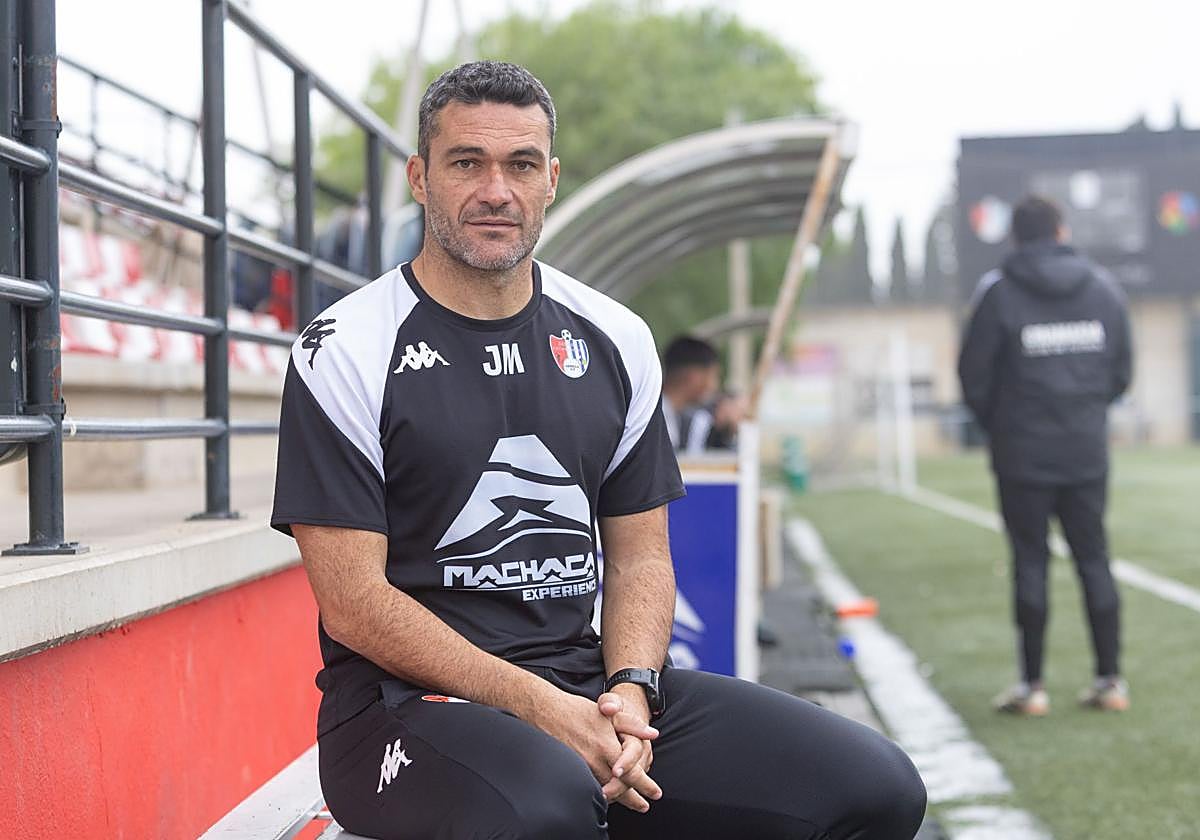 Jorge Molina, entrenador del Arenas de Armilla, al final de un entrenamiento con su equipo.