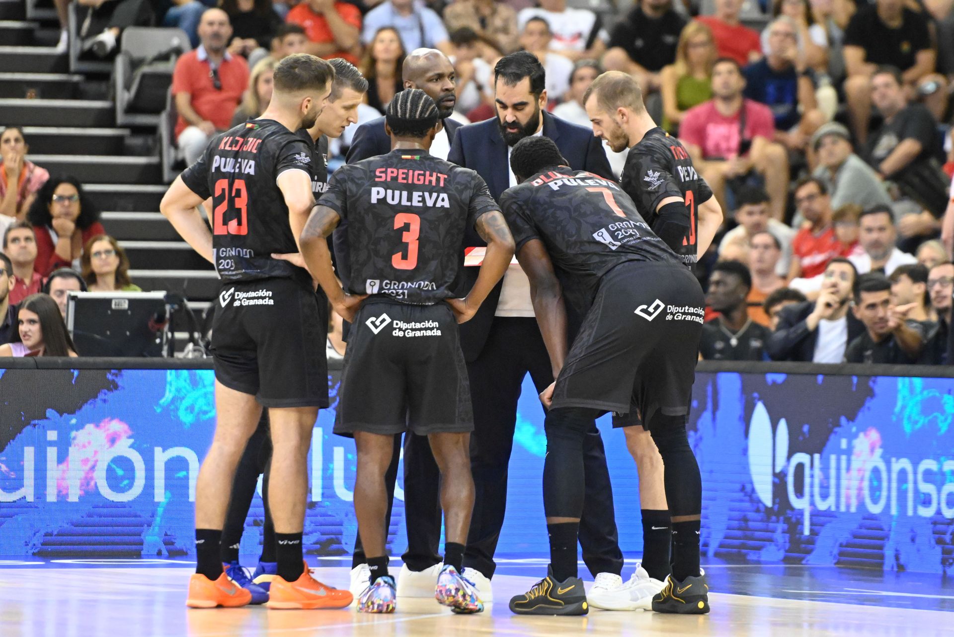 Ramón Díaz, con su ayudante Derrick Allen por detrás, tiene que reinventar al Covirán.