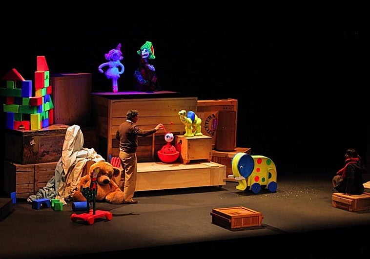 La compañía Etcétera hace bailar a los juguetes en un espectáculo que emociona a grandes y pequeños