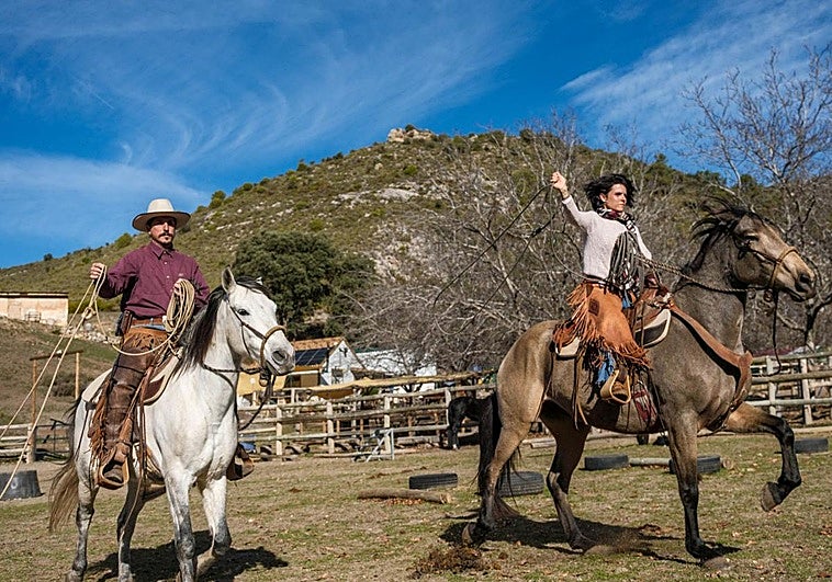 Esta familia abre su rancho de 25 caballos a todo el mundo en un pueblo granadino de 85 habitantes