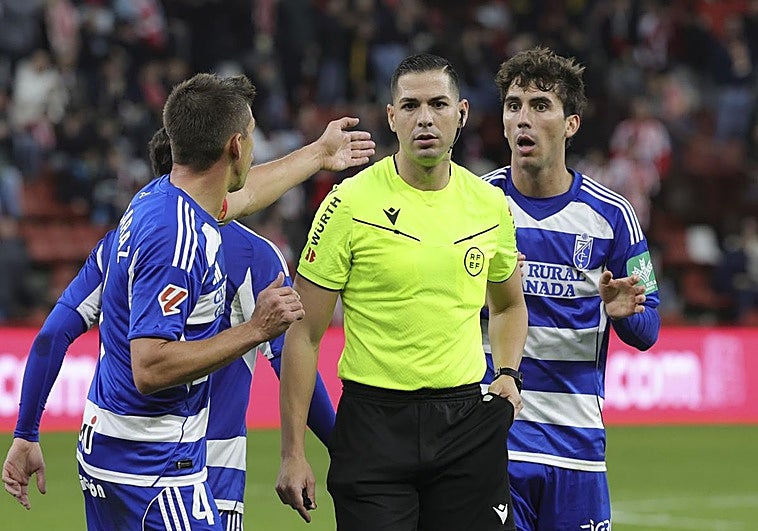 Así fueron los audios de las revisiones del VAR en el Sporting de Gijón - Granada CF